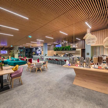 Hampton By Hilton Airport מלון