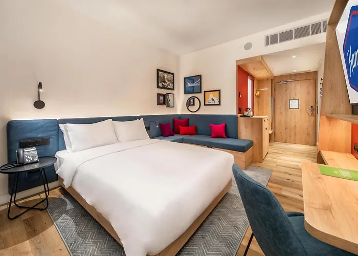 Hampton By Hilton Airport ホテル