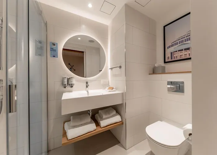 Hampton By Hilton Airport ホテル