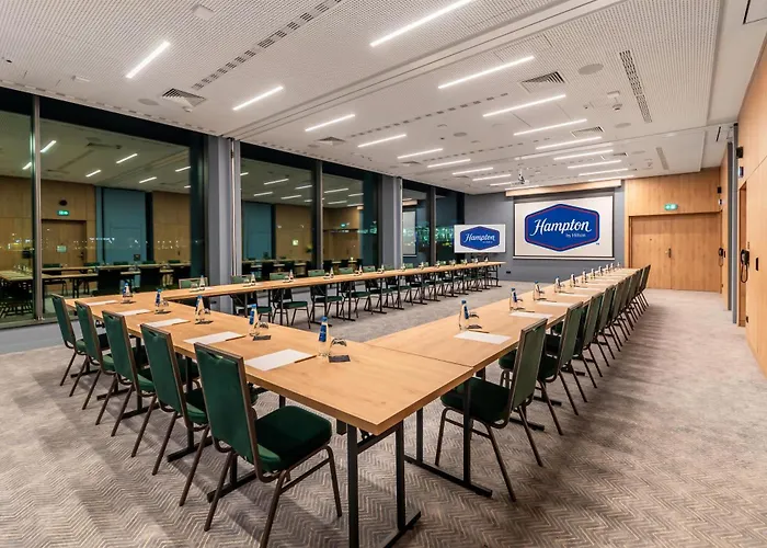 ホテル Hampton By Hilton Airport 3*