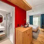 Hampton By Hilton Airport Otel 3*