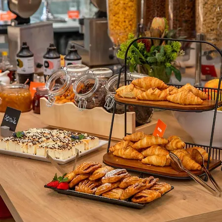 Hampton By Hilton Airport Hotel 3*