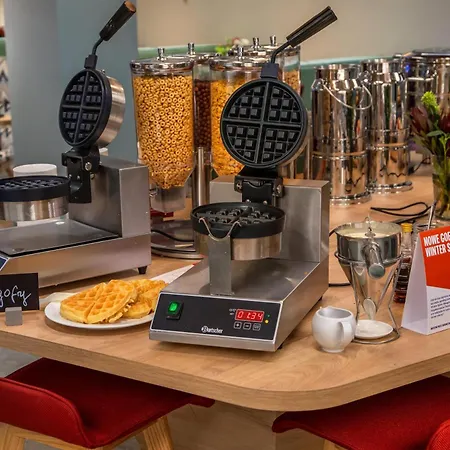 Hotel Hampton By Hilton Airport 3*