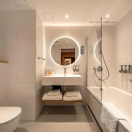 Hotel Hampton By Hilton Airport