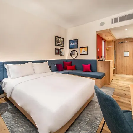 Hampton By Hilton Airport מלון