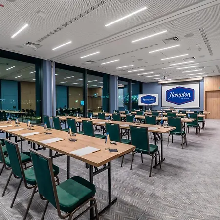 Hampton By Hilton Airport 酒店