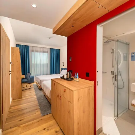 Hampton By Hilton Airport 3*