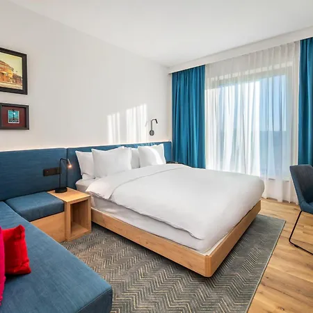 Hampton By Hilton Airport