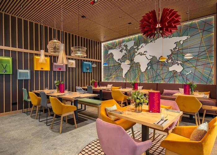 Hampton By Hilton Airport מלון